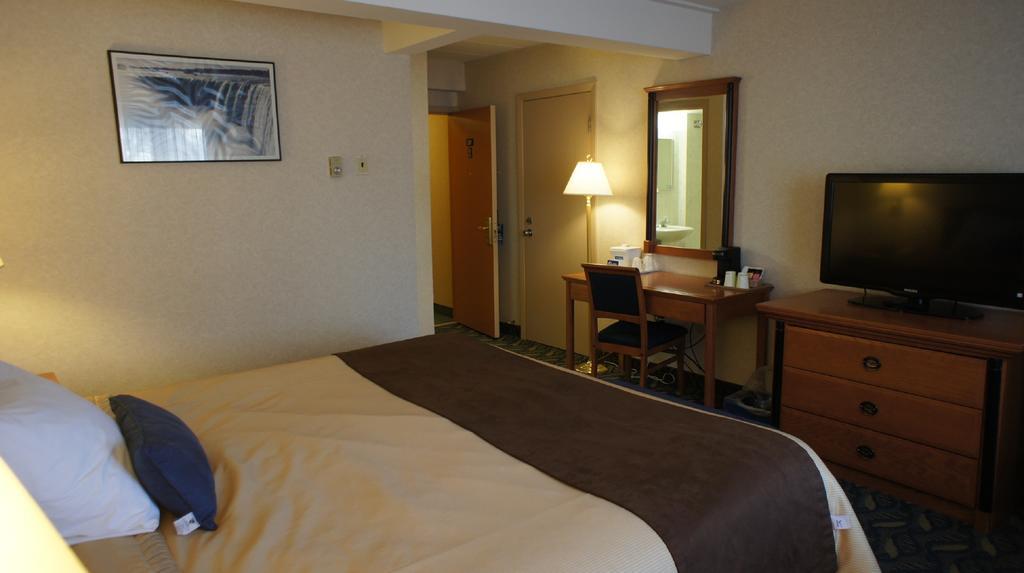 Travelodge By Wyndham Niagara Falls At The Falls Екстериор снимка